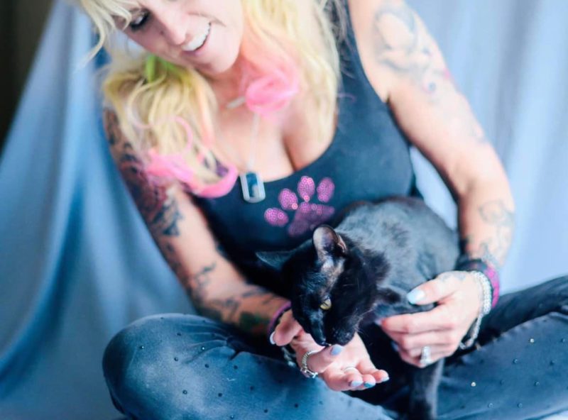 grace kaye with cat